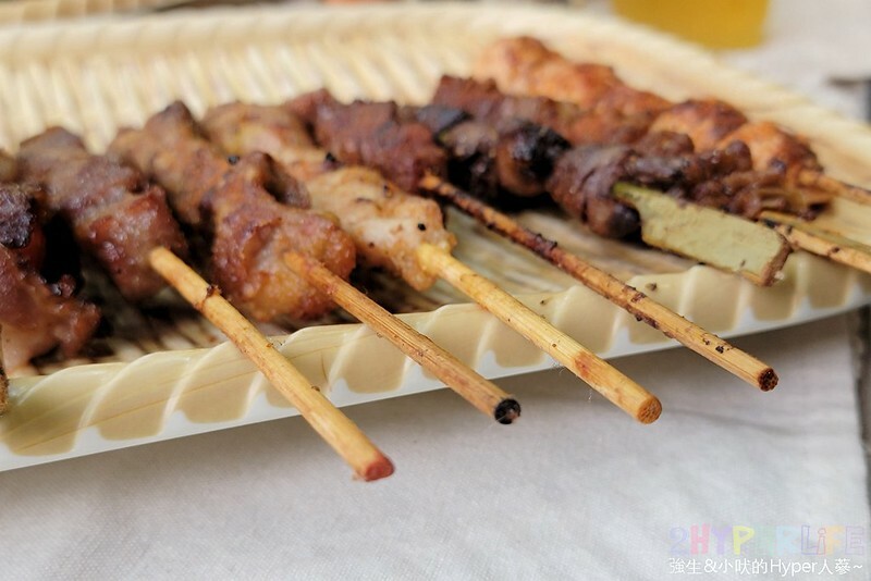 食尚玩家推薦逢甲夜市超好吃串燒，食材擺放衛生又超多選擇，特調醬料鹹甜適中且400度燒烤鎖住甜美肉汁！
