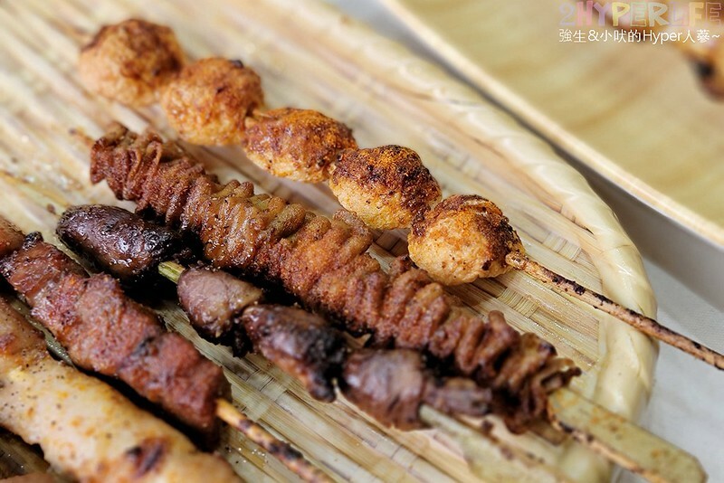 食尚玩家推薦逢甲夜市超好吃串燒，食材擺放衛生又超多選擇，特調醬料鹹甜適中且400度燒烤鎖住甜美肉汁！
