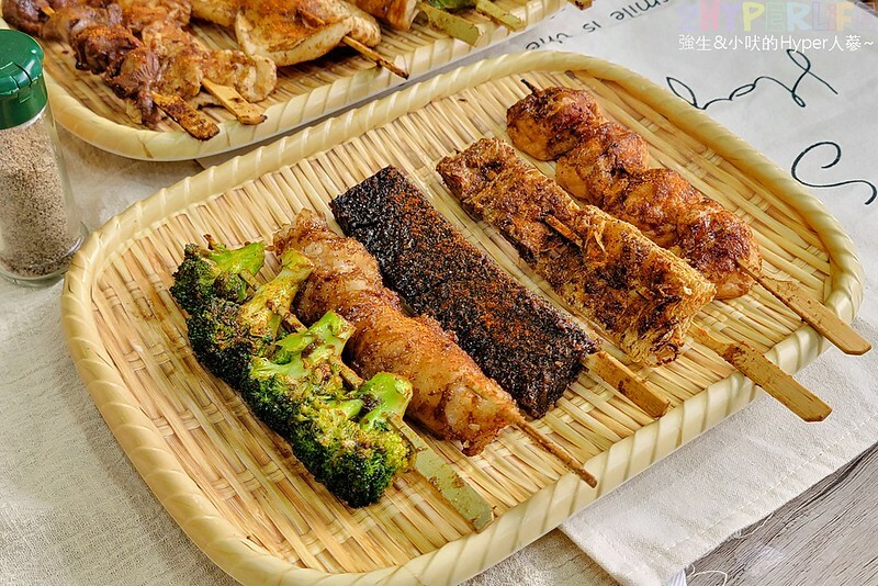 食尚玩家推薦逢甲夜市超好吃串燒，食材擺放衛生又超多選擇，特調醬料鹹甜適中且400度燒烤鎖住甜美肉汁！
