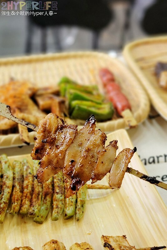 食尚玩家推薦逢甲夜市超好吃串燒，食材擺放衛生又超多選擇，特調醬料鹹甜適中且400度燒烤鎖住甜美肉汁！