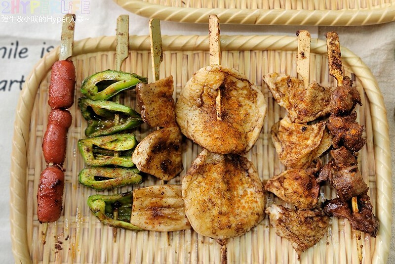 食尚玩家推薦逢甲夜市超好吃串燒，食材擺放衛生又超多選擇，特調醬料鹹甜適中且400度燒烤鎖住甜美肉汁！