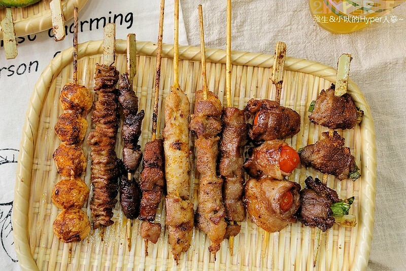 食尚玩家推薦逢甲夜市超好吃串燒，食材擺放衛生又超多選擇，特調醬料鹹甜適中且400度燒烤鎖住甜美肉汁！