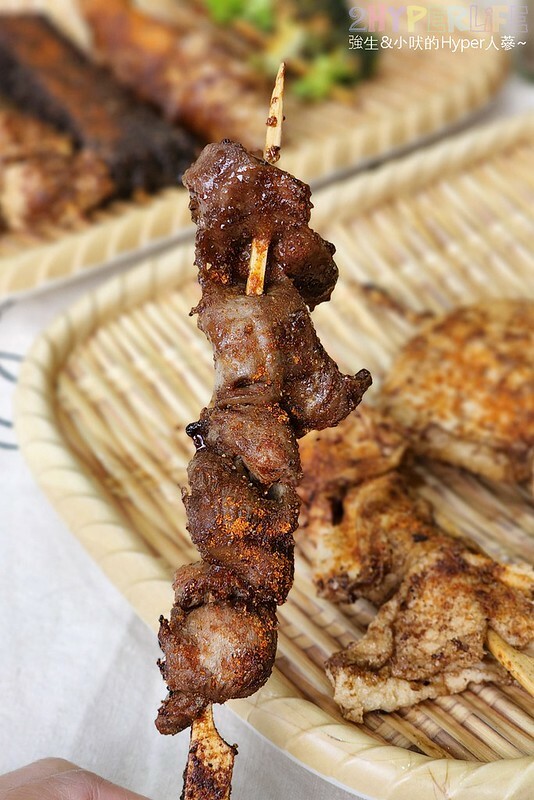 食尚玩家推薦逢甲夜市超好吃串燒，食材擺放衛生又超多選擇，特調醬料鹹甜適中且400度燒烤鎖住甜美肉汁！