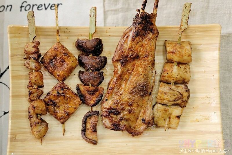 食尚玩家推薦逢甲夜市超好吃串燒，食材擺放衛生又超多選擇，特調醬料鹹甜適中且400度燒烤鎖住甜美肉汁！