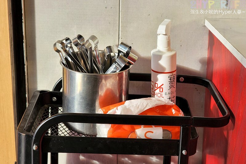 食尚玩家推薦逢甲夜市超好吃串燒，食材擺放衛生又超多選擇，特調醬料鹹甜適中且400度燒烤鎖住甜美肉汁！