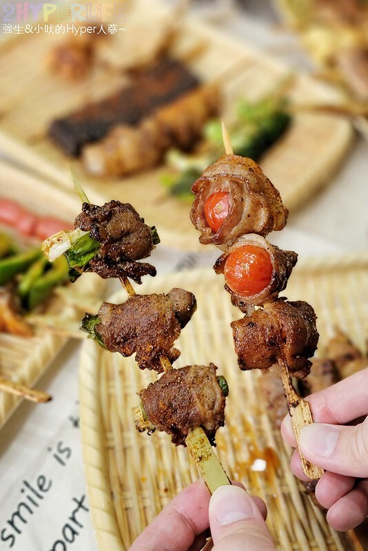 食尚玩家推薦逢甲夜市超好吃串燒，食材擺放衛生又超多選擇，特調醬料鹹甜適中且400度燒烤鎖住甜美肉汁！