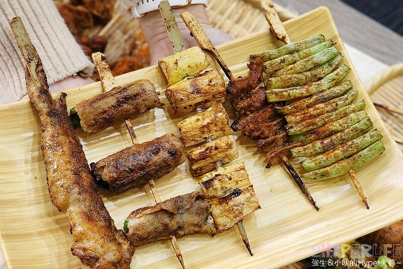 食尚玩家推薦逢甲夜市超好吃串燒，食材擺放衛生又超多選擇，特調醬料鹹甜適中且400度燒烤鎖住甜美肉汁！