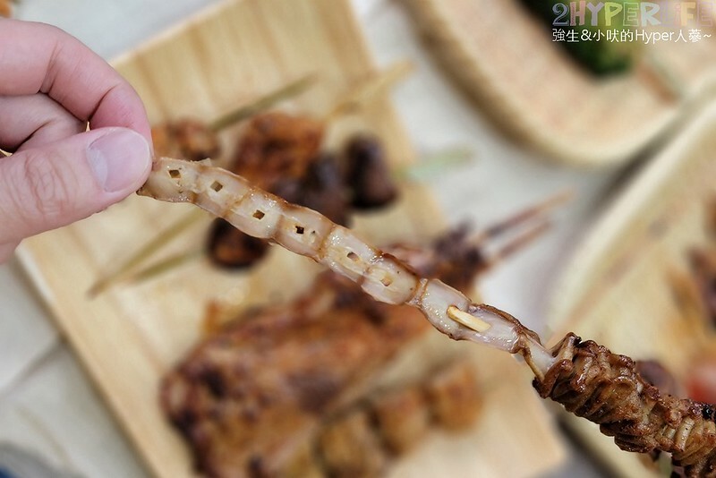 食尚玩家推薦逢甲夜市超好吃串燒，食材擺放衛生又超多選擇，特調醬料鹹甜適中且400度燒烤鎖住甜美肉汁！
