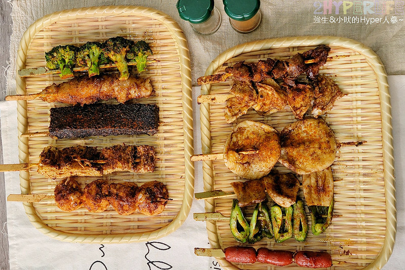食尚玩家推薦逢甲夜市超好吃串燒，食材擺放衛生又超多選擇，特調醬料鹹甜適中且400度燒烤鎖住甜美肉汁！