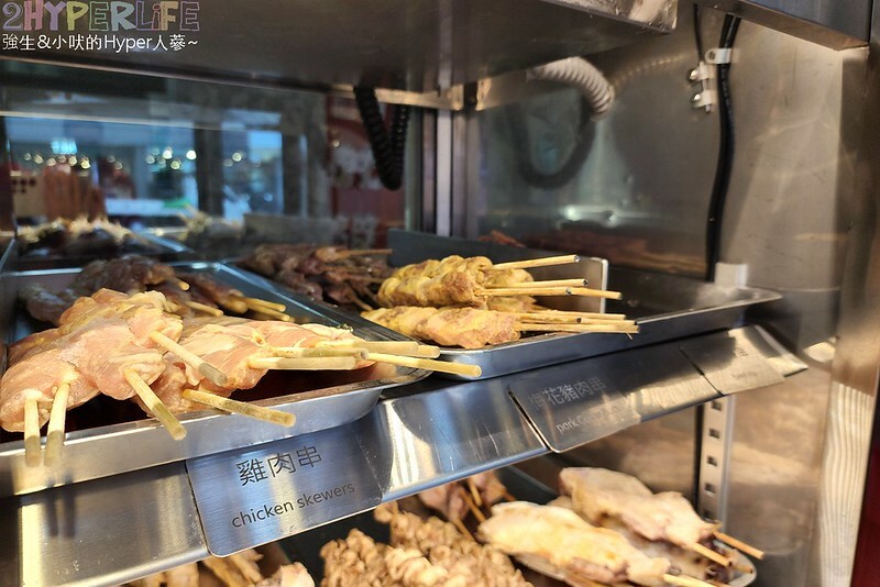 食尚玩家推薦逢甲夜市超好吃串燒，食材擺放衛生又超多選擇，特調醬料鹹甜適中且400度燒烤鎖住甜美肉汁！
