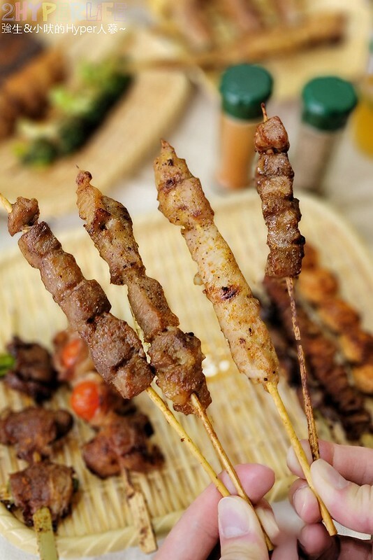 食尚玩家推薦逢甲夜市超好吃串燒，食材擺放衛生又超多選擇，特調醬料鹹甜適中且400度燒烤鎖住甜美肉汁！