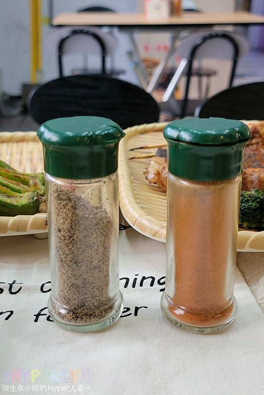 食尚玩家推薦逢甲夜市超好吃串燒，食材擺放衛生又超多選擇，特調醬料鹹甜適中且400度燒烤鎖住甜美肉汁！