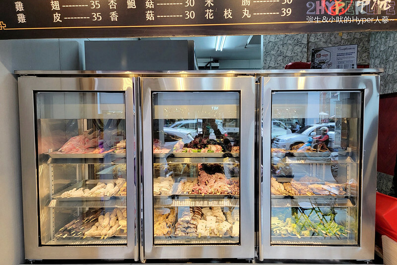 食尚玩家推薦逢甲夜市超好吃串燒，食材擺放衛生又超多選擇，特調醬料鹹甜適中且400度燒烤鎖住甜美肉汁！