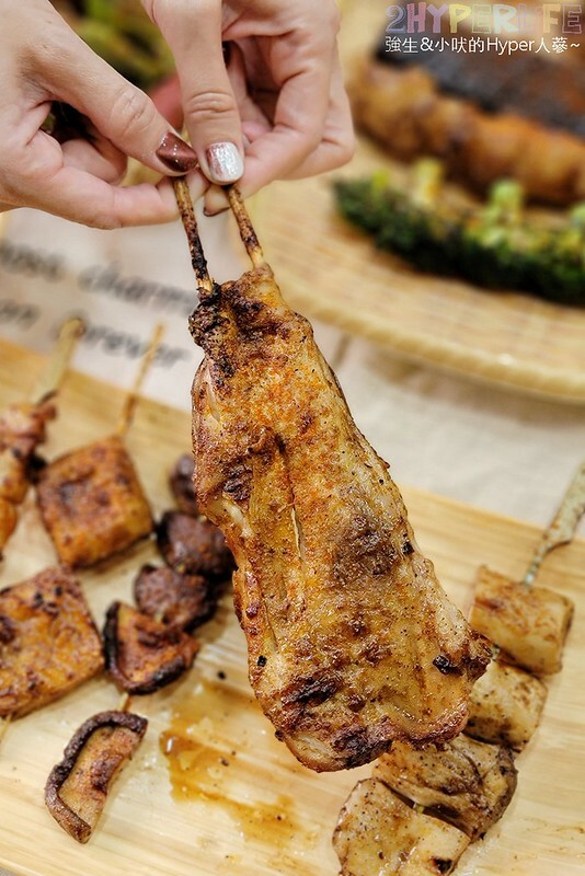 食尚玩家推薦逢甲夜市超好吃串燒，食材擺放衛生又超多選擇，特調醬料鹹甜適中且400度燒烤鎖住甜美肉汁！