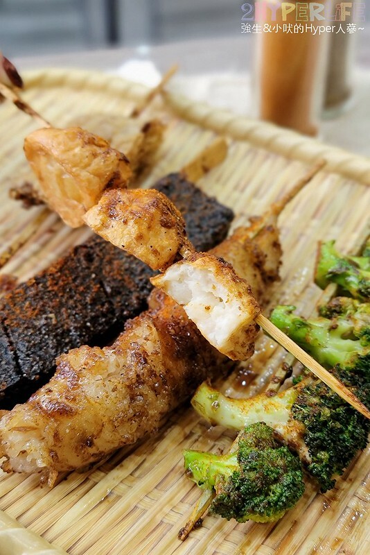 食尚玩家推薦逢甲夜市超好吃串燒，食材擺放衛生又超多選擇，特調醬料鹹甜適中且400度燒烤鎖住甜美肉汁！