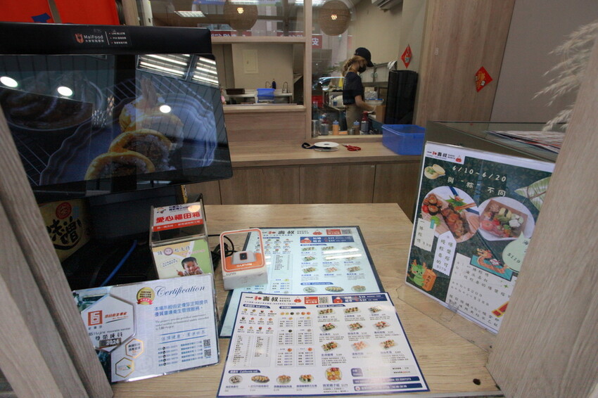 高雄市左營區吃。高雄美食｜左營區。「一和壽叔SUSHI BENTO」日式文青風外帶壽司專賣店，獨創手毬壽司，包裝精緻值得稱