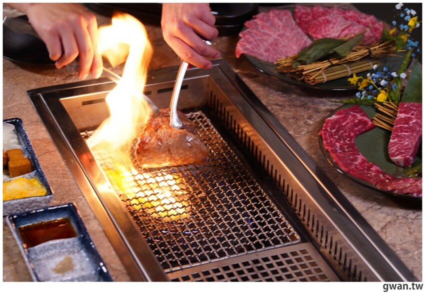 網路評價4.8星，沒預訂吃不到的燒肉店，入口也太隱密了吧ＸＤＤ