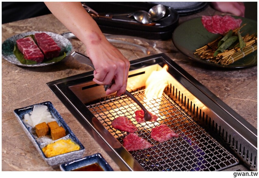 網路評價4.8星，沒預訂吃不到的燒肉店，入口也太隱密了吧ＸＤＤ