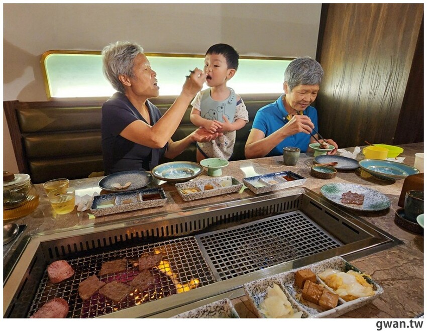 網路評價4.8星，沒預訂吃不到的燒肉店，入口也太隱密了吧ＸＤＤ