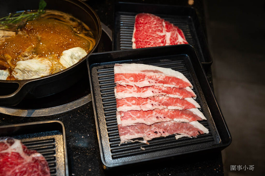 中壢吃到飽推薦-金大鋤壽喜燒!12月底前吃到飽C套餐免費加碼升級大白蝦以及50元硬幣一樣大的肥美蛤蜊唷!還多了雪花牛小排跟嚴選和牛啦~快點訂位吧因為優惠活動只到12月底唷! @圍事小哥的幸福相框 中壢吃到飽推薦-金大鋤壽喜燒!12月底前吃到飽C套餐免費加碼升級大白蝦以及50元硬幣一樣大的肥美蛤蜊唷!還多了雪花牛小排跟嚴選和牛啦~快點訂位吧因為優惠活動只到12月底唷! @圍事小哥的幸福相框