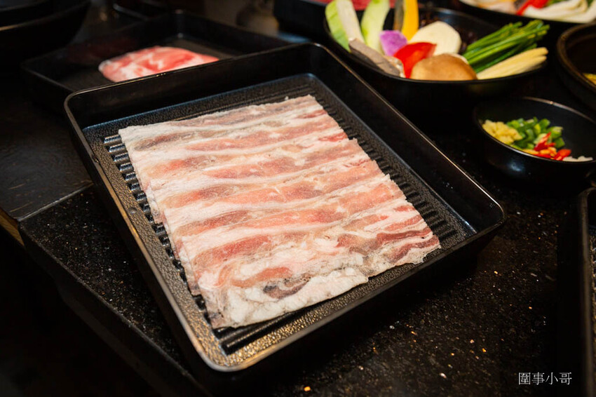 中壢吃到飽推薦-金大鋤壽喜燒!12月底前吃到飽C套餐免費加碼升級大白蝦以及50元硬幣一樣大的肥美蛤蜊唷!還多了雪花牛小排跟嚴選和牛啦~快點訂位吧因為優惠活動只到12月底唷! @圍事小哥的幸福相框 中壢吃到飽推薦-金大鋤壽喜燒!12月底前吃到飽C套餐免費加碼升級大白蝦以及50元硬幣一樣大的肥美蛤蜊唷!還多了雪花牛小排跟嚴選和牛啦~快點訂位吧因為優惠活動只到12月底唷! @圍事小哥的幸福相框