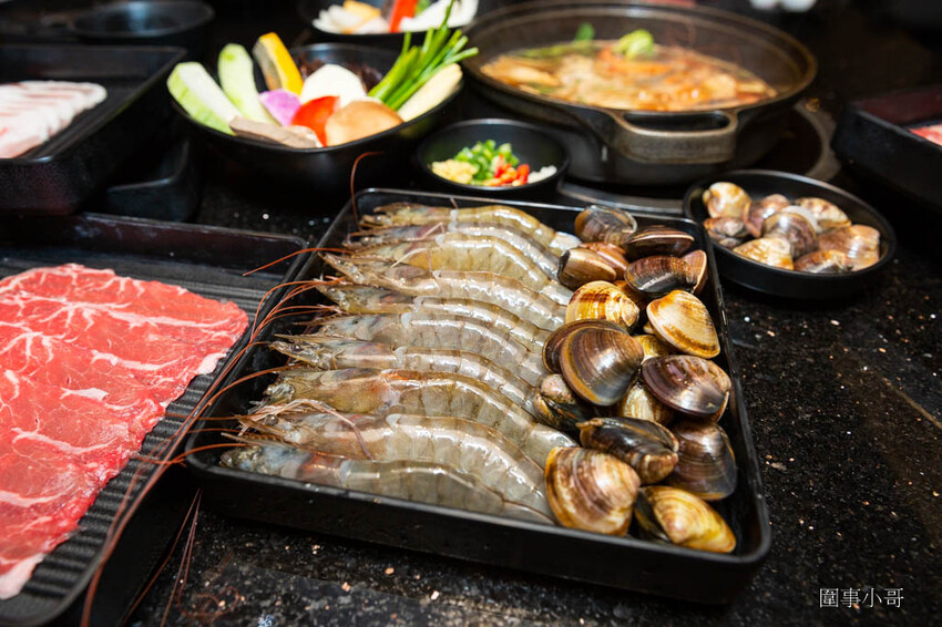 中壢吃到飽推薦-金大鋤壽喜燒!12月底前吃到飽C套餐免費加碼升級大白蝦以及50元硬幣一樣大的肥美蛤蜊唷!還多了雪花牛小排跟嚴選和牛啦~快點訂位吧因為優惠活動只到12月底唷! @圍事小哥的幸福相框 中壢吃到飽推薦-金大鋤壽喜燒!12月底前吃到飽C套餐免費加碼升級大白蝦以及50元硬幣一樣大的肥美蛤蜊唷!還多了雪花牛小排跟嚴選和牛啦~快點訂位吧因為優惠活動只到12月底唷! @圍事小哥的幸福相框