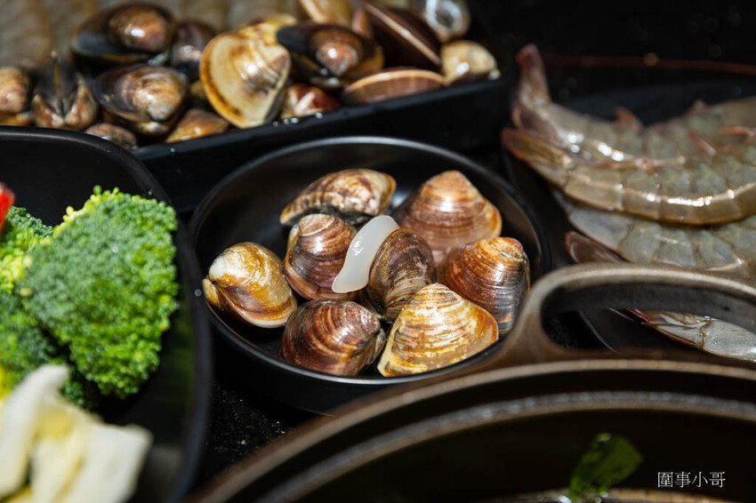 中壢吃到飽推薦-金大鋤壽喜燒!12月底前吃到飽C套餐免費加碼升級大白蝦以及50元硬幣一樣大的肥美蛤蜊唷!還多了雪花牛小排跟嚴選和牛啦~快點訂位吧因為優惠活動只到12月底唷! @圍事小哥的幸福相框 中壢吃到飽推薦-金大鋤壽喜燒!12月底前吃到飽C套餐免費加碼升級大白蝦以及50元硬幣一樣大的肥美蛤蜊唷!還多了雪花牛小排跟嚴選和牛啦~快點訂位吧因為優惠活動只到12月底唷! @圍事小哥的幸福相框