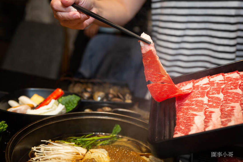 中壢吃到飽推薦-金大鋤壽喜燒!12月底前吃到飽C套餐免費加碼升級大白蝦以及50元硬幣一樣大的肥美蛤蜊唷!還多了雪花牛小排跟嚴選和牛啦~快點訂位吧因為優惠活動只到12月底唷! @圍事小哥的幸福相框 中壢吃到飽推薦-金大鋤壽喜燒!12月底前吃到飽C套餐免費加碼升級大白蝦以及50元硬幣一樣大的肥美蛤蜊唷!還多了雪花牛小排跟嚴選和牛啦~快點訂位吧因為優惠活動只到12月底唷! @圍事小哥的幸福相框