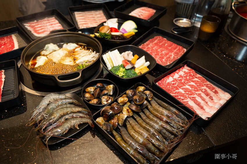 中壢吃到飽推薦-金大鋤壽喜燒!12月底前吃到飽C套餐免費加碼升級大白蝦以及50元硬幣一樣大的肥美蛤蜊唷!還多了雪花牛小排跟嚴選和牛啦~快點訂位吧因為優惠活動只到12月底唷! @圍事小哥的幸福相框 中壢吃到飽推薦-金大鋤壽喜燒!12月底前吃到飽C套餐免費加碼升級大白蝦以及50元硬幣一樣大的肥美蛤蜊唷!還多了雪花牛小排跟嚴選和牛啦~快點訂位吧因為優惠活動只到12月底唷! @圍事小哥的幸福相框