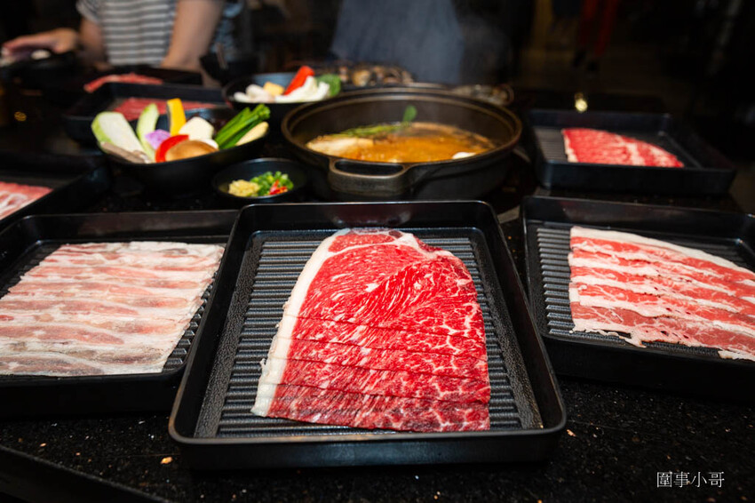 中壢吃到飽推薦-金大鋤壽喜燒!12月底前吃到飽C套餐免費加碼升級大白蝦以及50元硬幣一樣大的肥美蛤蜊唷!還多了雪花牛小排跟嚴選和牛啦~快點訂位吧因為優惠活動只到12月底唷! @圍事小哥的幸福相框 中壢吃到飽推薦-金大鋤壽喜燒!12月底前吃到飽C套餐免費加碼升級大白蝦以及50元硬幣一樣大的肥美蛤蜊唷!還多了雪花牛小排跟嚴選和牛啦~快點訂位吧因為優惠活動只到12月底唷! @圍事小哥的幸福相框