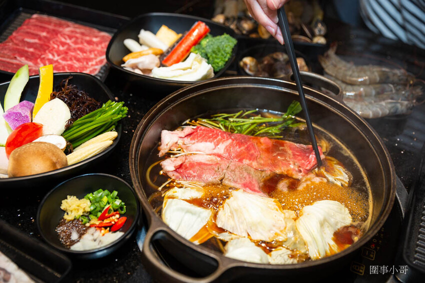 中壢吃到飽推薦-金大鋤壽喜燒!12月底前吃到飽C套餐免費加碼升級大白蝦以及50元硬幣一樣大的肥美蛤蜊唷!還多了雪花牛小排跟嚴選和牛啦~快點訂位吧因為優惠活動只到12月底唷! @圍事小哥的幸福相框 中壢吃到飽推薦-金大鋤壽喜燒!12月底前吃到飽C套餐免費加碼升級大白蝦以及50元硬幣一樣大的肥美蛤蜊唷!還多了雪花牛小排跟嚴選和牛啦~快點訂位吧因為優惠活動只到12月底唷! @圍事小哥的幸福相框