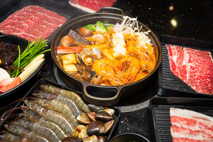 中壢吃到飽推薦-金大鋤壽喜燒!12月底前吃到飽C套餐免費加碼升級大白蝦以及50元硬幣一樣大的肥美蛤蜊唷!還多了雪花牛小排跟嚴選和牛啦~快點訂位吧因為優惠活動只到12月底唷! @圍事小哥的幸福相框 中壢吃到飽推薦-金大鋤壽喜燒!12月底前吃到飽C套餐免費加碼升級大白蝦以及50元硬幣一樣大的肥美蛤蜊唷!還多了雪花牛小排跟嚴選和牛啦~快點訂位吧因為優惠活動只到12月底唷! @圍事小哥的幸福相框