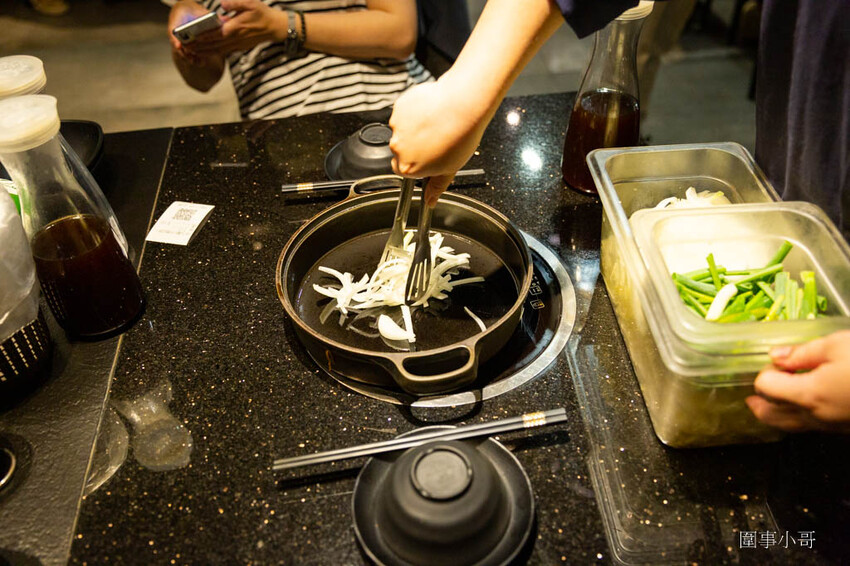 中壢吃到飽推薦-金大鋤壽喜燒!12月底前吃到飽C套餐免費加碼升級大白蝦以及50元硬幣一樣大的肥美蛤蜊唷!還多了雪花牛小排跟嚴選和牛啦~快點訂位吧因為優惠活動只到12月底唷! @圍事小哥的幸福相框 中壢吃到飽推薦-金大鋤壽喜燒!12月底前吃到飽C套餐免費加碼升級大白蝦以及50元硬幣一樣大的肥美蛤蜊唷!還多了雪花牛小排跟嚴選和牛啦~快點訂位吧因為優惠活動只到12月底唷! @圍事小哥的幸福相框