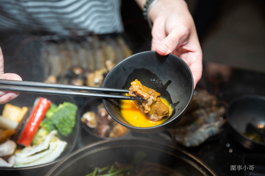 中壢吃到飽推薦-金大鋤壽喜燒!12月底前吃到飽C套餐免費加碼升級大白蝦以及50元硬幣一樣大的肥美蛤蜊唷!還多了雪花牛小排跟嚴選和牛啦~快點訂位吧因為優惠活動只到12月底唷! @圍事小哥的幸福相框 中壢吃到飽推薦-金大鋤壽喜燒!12月底前吃到飽C套餐免費加碼升級大白蝦以及50元硬幣一樣大的肥美蛤蜊唷!還多了雪花牛小排跟嚴選和牛啦~快點訂位吧因為優惠活動只到12月底唷! @圍事小哥的幸福相框