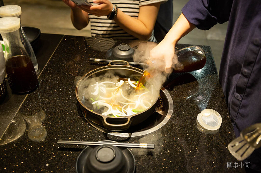 中壢吃到飽推薦-金大鋤壽喜燒!12月底前吃到飽C套餐免費加碼升級大白蝦以及50元硬幣一樣大的肥美蛤蜊唷!還多了雪花牛小排跟嚴選和牛啦~快點訂位吧因為優惠活動只到12月底唷! @圍事小哥的幸福相框 中壢吃到飽推薦-金大鋤壽喜燒!12月底前吃到飽C套餐免費加碼升級大白蝦以及50元硬幣一樣大的肥美蛤蜊唷!還多了雪花牛小排跟嚴選和牛啦~快點訂位吧因為優惠活動只到12月底唷! @圍事小哥的幸福相框