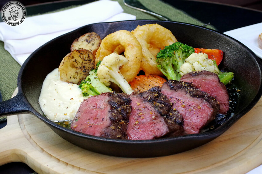 【 安和路餐酒館 】昔日《卡內基酒吧》蛻變成擁有365吋螢幕適合看世足賽及擁有超好吃美食與調酒的餐酒館〈The Adlon〉