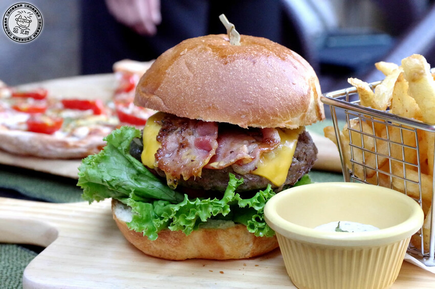 【 安和路餐酒館 】昔日《卡內基酒吧》蛻變成擁有365吋螢幕適合看世足賽及擁有超好吃美食與調酒的餐酒館〈The Adlon〉