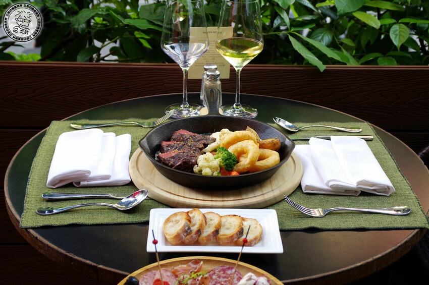 【 安和路餐酒館 】昔日《卡內基酒吧》蛻變成擁有365吋螢幕適合看世足賽及擁有超好吃美食與調酒的餐酒館〈The Adlon〉