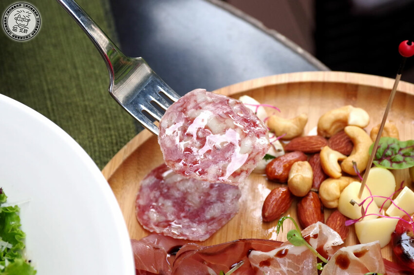 【 安和路餐酒館 】昔日《卡內基酒吧》蛻變成擁有365吋螢幕適合看世足賽及擁有超好吃美食與調酒的餐酒館〈The Adlon〉