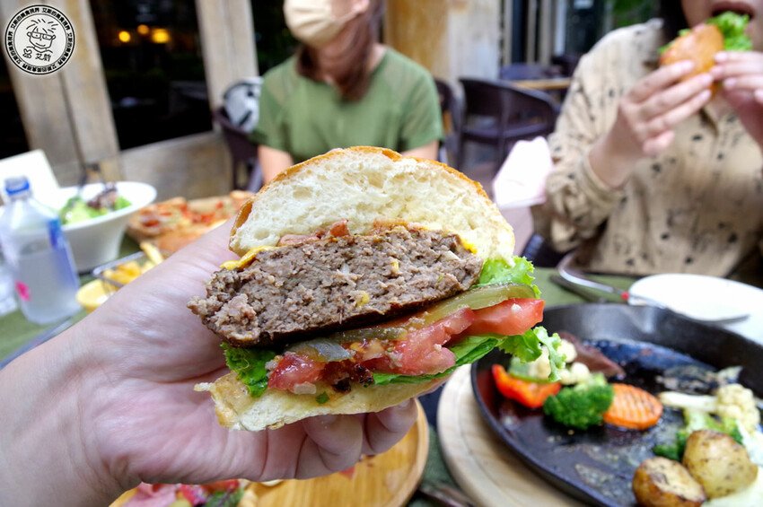 【 安和路餐酒館 】昔日《卡內基酒吧》蛻變成擁有365吋螢幕適合看世足賽及擁有超好吃美食與調酒的餐酒館〈The Adlon〉