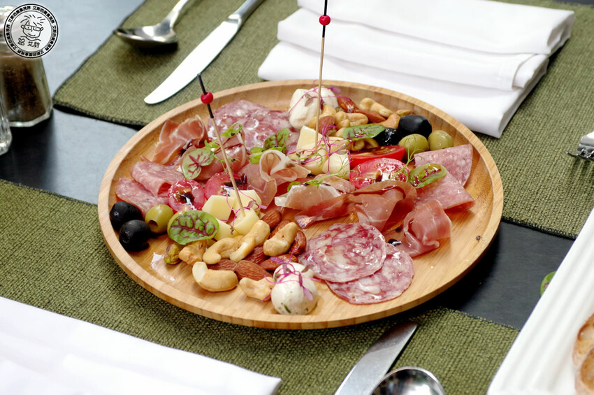 【 安和路餐酒館 】昔日《卡內基酒吧》蛻變成擁有365吋螢幕適合看世足賽及擁有超好吃美食與調酒的餐酒館〈The Adlon〉