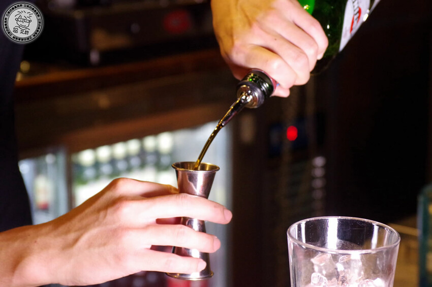 【 安和路餐酒館 】昔日《卡內基酒吧》蛻變成擁有365吋螢幕適合看世足賽及擁有超好吃美食與調酒的餐酒館〈The Adlon〉