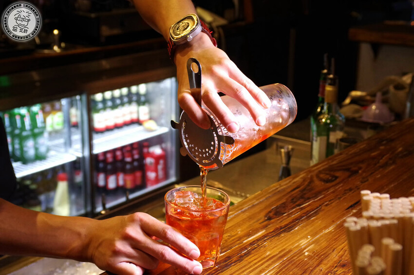 【 安和路餐酒館 】昔日《卡內基酒吧》蛻變成擁有365吋螢幕適合看世足賽及擁有超好吃美食與調酒的餐酒館〈The Adlon〉