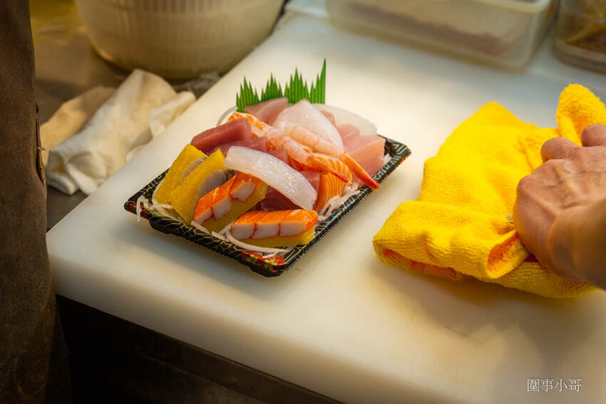 桃園超優質生魚片推薦!鄰居阿姨們吃了開始暴動要求開團啦~魚肉又厚又新鮮還超便宜啊!就算藏在新永和市場裡也無法掩蓋住新鮮滿點CP值突破天際線的超美味生魚片喔! @圍事小哥的幸福相框 桃園超優質生魚片推薦!鄰居阿姨們吃了開始暴動要求開團啦~魚肉又厚又新鮮還超便宜啊!就算藏在新永和市場裡也無法掩蓋住新鮮滿點CP值突破天際線的超美味生魚片喔! @圍事小哥的幸福相框