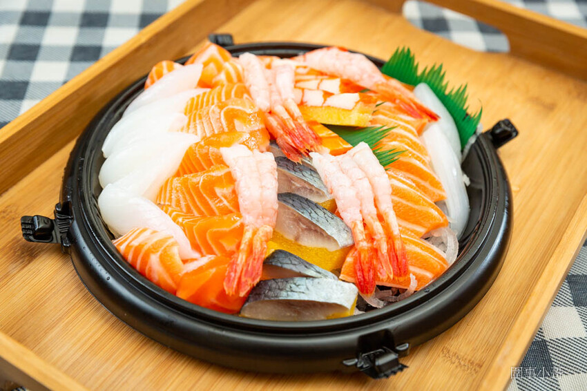 桃園超優質生魚片推薦!鄰居阿姨們吃了開始暴動要求開團啦~魚肉又厚又新鮮還超便宜啊!就算藏在新永和市場裡也無法掩蓋住新鮮滿點CP值突破天際線的超美味生魚片喔! @圍事小哥的幸福相框 桃園超優質生魚片推薦!鄰居阿姨們吃了開始暴動要求開團啦~魚肉又厚又新鮮還超便宜啊!就算藏在新永和市場裡也無法掩蓋住新鮮滿點CP值突破天際線的超美味生魚片喔! @圍事小哥的幸福相框