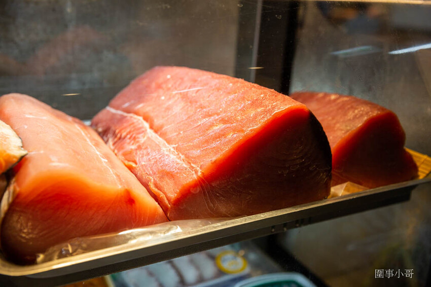 桃園超優質生魚片推薦!鄰居阿姨們吃了開始暴動要求開團啦~魚肉又厚又新鮮還超便宜啊!就算藏在新永和市場裡也無法掩蓋住新鮮滿點CP值突破天際線的超美味生魚片喔! @圍事小哥的幸福相框 桃園超優質生魚片推薦!鄰居阿姨們吃了開始暴動要求開團啦~魚肉又厚又新鮮還超便宜啊!就算藏在新永和市場裡也無法掩蓋住新鮮滿點CP值突破天際線的超美味生魚片喔! @圍事小哥的幸福相框