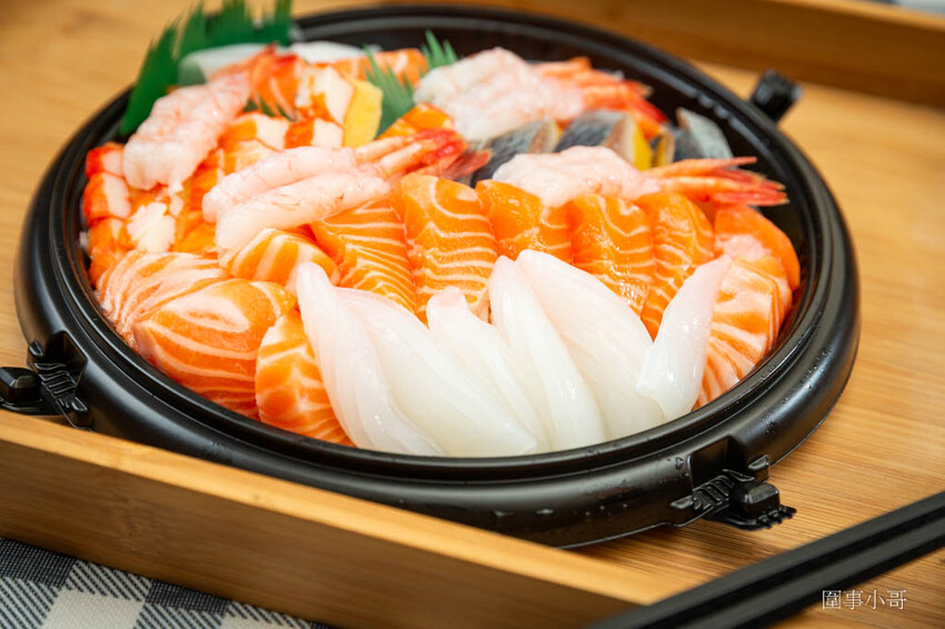 桃園超優質生魚片推薦!鄰居阿姨們吃了開始暴動要求開團啦~魚肉又厚又新鮮還超便宜啊!就算藏在新永和市場裡也無法掩蓋住新鮮滿點CP值突破天際線的超美味生魚片喔! @圍事小哥的幸福相框 桃園超優質生魚片推薦!鄰居阿姨們吃了開始暴動要求開團啦~魚肉又厚又新鮮還超便宜啊!就算藏在新永和市場裡也無法掩蓋住新鮮滿點CP值突破天際線的超美味生魚片喔! @圍事小哥的幸福相框