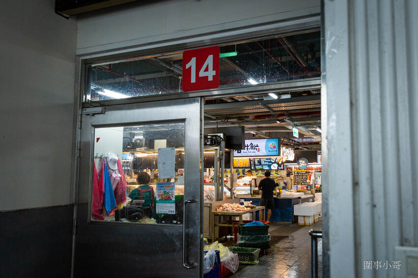 桃園超優質生魚片推薦!鄰居阿姨們吃了開始暴動要求開團啦~魚肉又厚又新鮮還超便宜啊!就算藏在新永和市場裡也無法掩蓋住新鮮滿點CP值突破天際線的超美味生魚片喔! @圍事小哥的幸福相框 桃園超優質生魚片推薦!鄰居阿姨們吃了開始暴動要求開團啦~魚肉又厚又新鮮還超便宜啊!就算藏在新永和市場裡也無法掩蓋住新鮮滿點CP值突破天際線的超美味生魚片喔! @圍事小哥的幸福相框