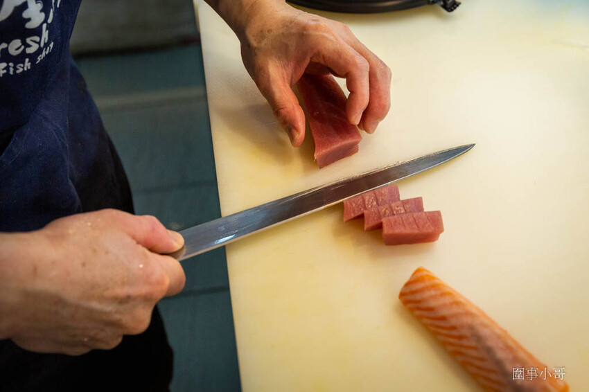 桃園超優質生魚片推薦!鄰居阿姨們吃了開始暴動要求開團啦~魚肉又厚又新鮮還超便宜啊!就算藏在新永和市場裡也無法掩蓋住新鮮滿點CP值突破天際線的超美味生魚片喔! @圍事小哥的幸福相框 桃園超優質生魚片推薦!鄰居阿姨們吃了開始暴動要求開團啦~魚肉又厚又新鮮還超便宜啊!就算藏在新永和市場裡也無法掩蓋住新鮮滿點CP值突破天際線的超美味生魚片喔! @圍事小哥的幸福相框