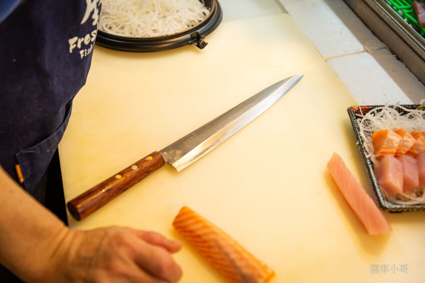 桃園超優質生魚片推薦!鄰居阿姨們吃了開始暴動要求開團啦~魚肉又厚又新鮮還超便宜啊!就算藏在新永和市場裡也無法掩蓋住新鮮滿點CP值突破天際線的超美味生魚片喔! @圍事小哥的幸福相框 桃園超優質生魚片推薦!鄰居阿姨們吃了開始暴動要求開團啦~魚肉又厚又新鮮還超便宜啊!就算藏在新永和市場裡也無法掩蓋住新鮮滿點CP值突破天際線的超美味生魚片喔! @圍事小哥的幸福相框